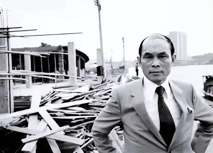 1982年，新开的白天鹅宾馆楼顶架上高射炮，霍英东无奈之下找廖承志帮忙，叶帅得知此事后托人给廖承志带去口信，最终一锤定音！
 
叶帅的口信到广州时，霍英东正盯着客房部报表。秘书敲门进来，只说了句“北京有消息了”。霍英东手里的钢笔顿在纸上，墨迹洇开一小片。
 
三天后，武装部来了两位同志。年长的那位把