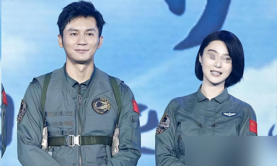 张译原话：有困难找民警，我们找李晨。这话搁十年前是夸他仗义，搁现在是真扎心。
《士兵突击》出来那拨人，陈思诚转型导演赚麻了，张译拿影帝拿到手软。李晨呢？混成《奔跑吧》里撕名牌的大黑牛，综艺人设焊死了。
他也不是没折腾过，自导自演《空天猎》，票房口碑双扑。参演的大制作不少，全是边角配角，观众记不住