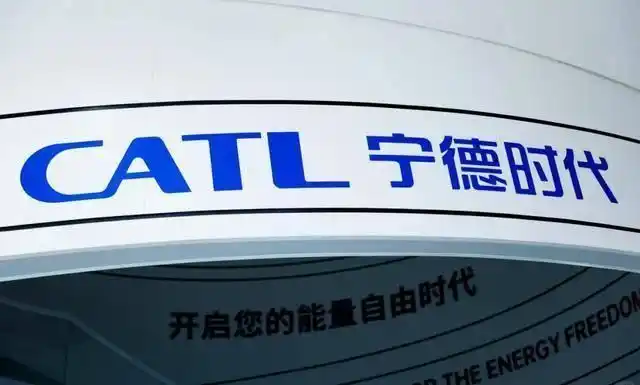 宁德时代终于要过去了吗？车企们已经不约而同的放弃了宁德时代的电池，原因也很简单，就是双方的利润差距太大了。

先把差距摆到明面上。2025年宁德时代全年净赚722亿元，平均一天进账将近两个亿；2026年上半年又赚了432.84亿元，折算下来每天2.4亿。

而同一时期，A股和港股15家主流上市车企的