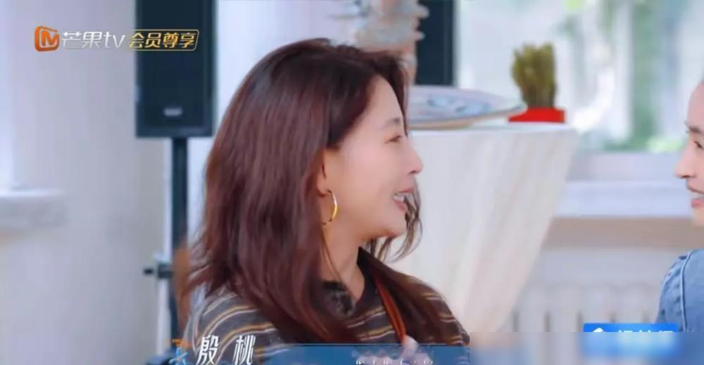 殷桃一句话，让林依晨有点不知怎么接了。
花少2026首映篇，殷桃一见林依晨就凑上去表达喜爱，说特别爱看她那部《对不起，我可能不会爱你》。
林依晨愣了一下，笑着纠正：是《我可能不会爱你》，没有对不起。
现场气氛瞬间停顿。殷桃捂脸笑起来，林依晨赶忙接着说没关系，两人抱成一团。一个敢于表达，一个懂得
