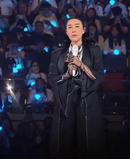 那英成都演唱会突然换黑衣加唱《弯弯的月亮》，没彩排、不在报批单里，一下把“规矩”和“人情”都顶到台前。
9月26日晚，几万人举着荧光棒，她对着话筒说，临时想唱一首刘欢老师唱过的歌。前奏一响，台下安静得只剩合唱。
商演不是KTV，想唱就唱。按演出规定，售票曲目要提前报批，临时换歌还得重新报备。当年张靓