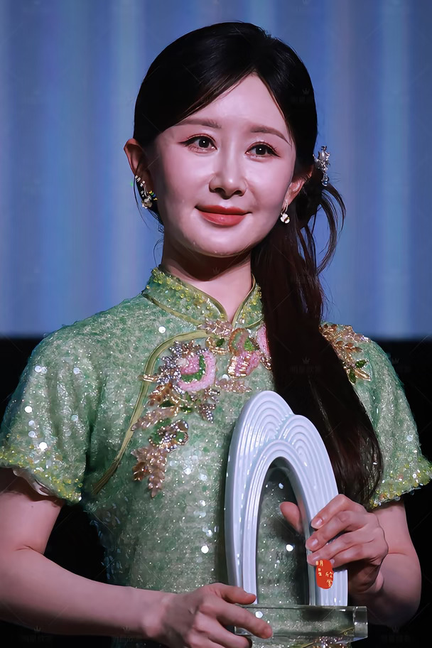 舒畅久违亮相，绿色旗袍小清新