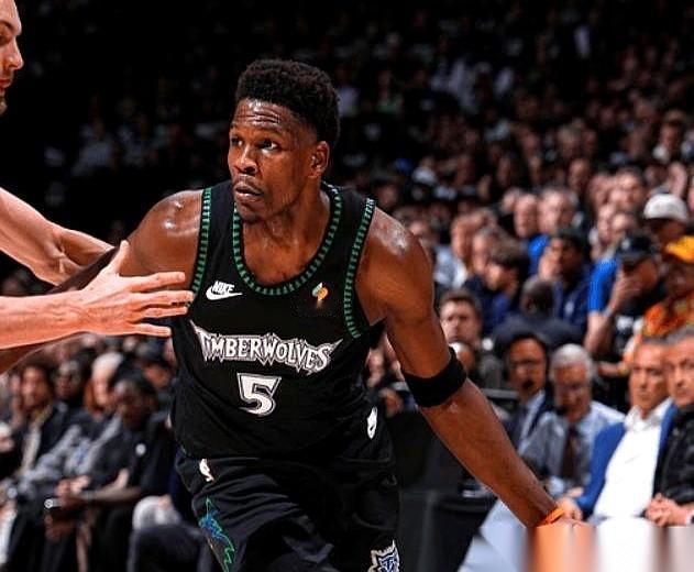 球场上，爱德华兹落地那一刻，膝盖反关节狠狠掰了一下！旁边迪温琴佐的伤情...