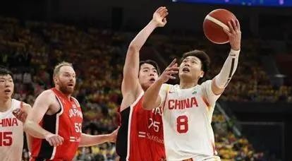 动不动就给中国男篮排一套所谓“各位置第一”的阵容，真拉去打硬仗恐怕连半场都过得费劲。
周琦搭胡金秋，外线塞上张镇麟、廖三宁，再挂上郭昊文、贺希宁这帮人，名头听着确实唬人。可篮球真不是斗地主，不是把牌面最大的几张全扔出来就能稳赢。
打硬仗从来不看谁名气响。亚洲杯打澳大利亚那场，胡明轩拼到抽筋砍下2