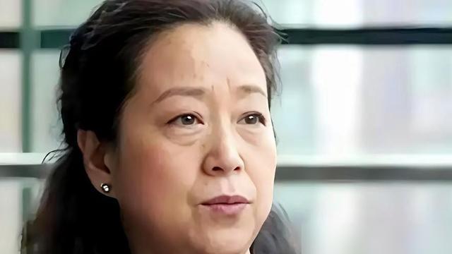 前妻离婚时撂下一句话：你跟她过可以，但不许再生孩子。张国立答应了，净身出户，跑去南极拍戏赚钱留给娘俩。
邓婕嫁过来，一辈子没生。领养了一儿一女。
那个被全家人死保的儿子张默呢？打女友被中戏开除，两次吸毒进去，张国立一次次站出来道歉善后。
最后人定居海外，张国立和邓婕在国内过。
前妻用一条协议