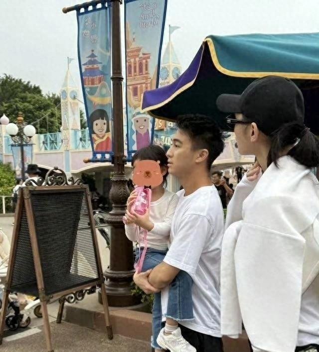 香港迪士尼偶遇奚梦瑶何猷君！4岁女儿化身“爸爸挂件”，全程黏在怀里不撒手 ​