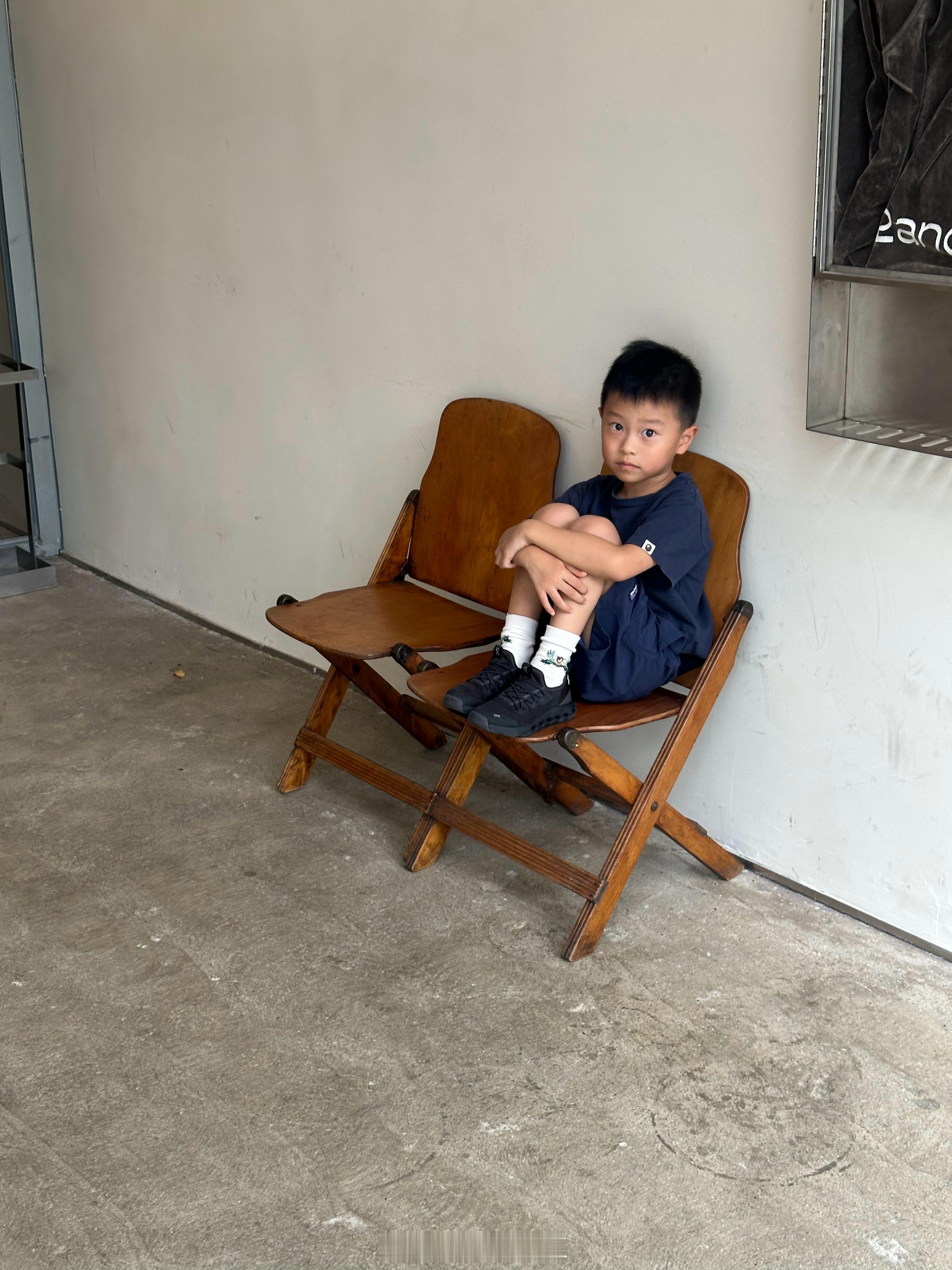 对了恩恩现在完全不看电视了根本没有看电视的需求了从开学到现在他根本没提过一次看动画片也完全不玩奥特曼了对奥特曼也彻底失去了兴趣哈哈哈哈哈哈哈 ​​​