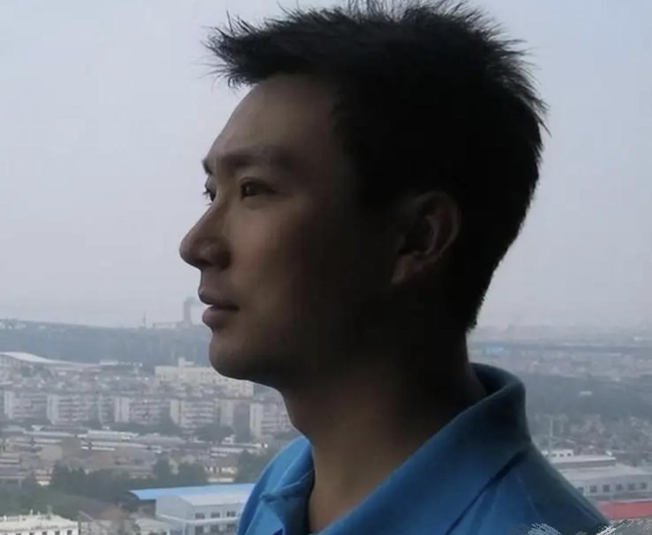 55岁央视主持人康辉，在北京没买房，还跟老婆丁克，很多人第一反应是“亏大了”。

很多人听说他租在单位附近的老小区，连分房都没要。别人盯着房产证，他盯着工资够花、猫粮没断。楼下买把小葱，回家还能听猫叫，日子不也挺踏实。

他年轻时差点被顶替，父亲跑了三个月才把他送进广院。后来和师妹刘雅洁恋爱八年结婚