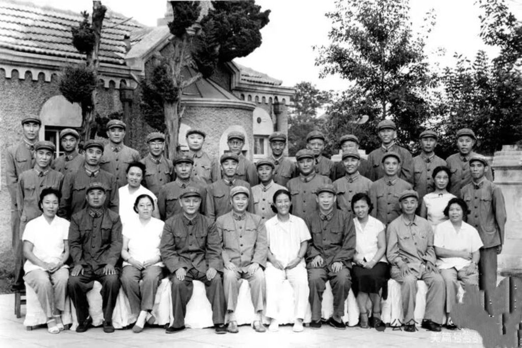 1964年8月，旅大警备区领导欢送江拥辉司令员和吴岱政委赴任新岗位时的合影，前排