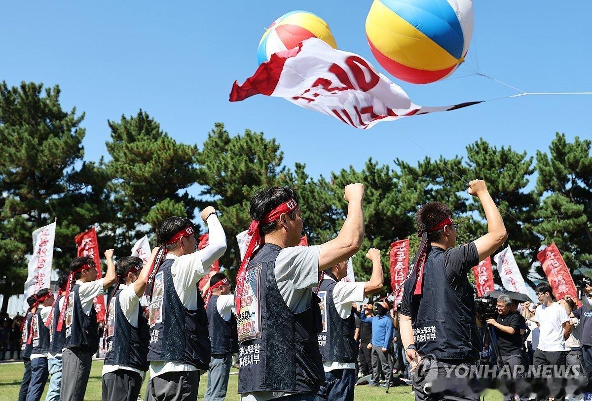 【韩国#现代汽车#工会时隔10年举行全面#罢工#】 #韩国#现代汽车工会（金属工会现代汽车支部）因今年劳资薪酬谈判陷入僵局，于21日举行全面罢工。这是自2016年以来工会首次采取此举... ​