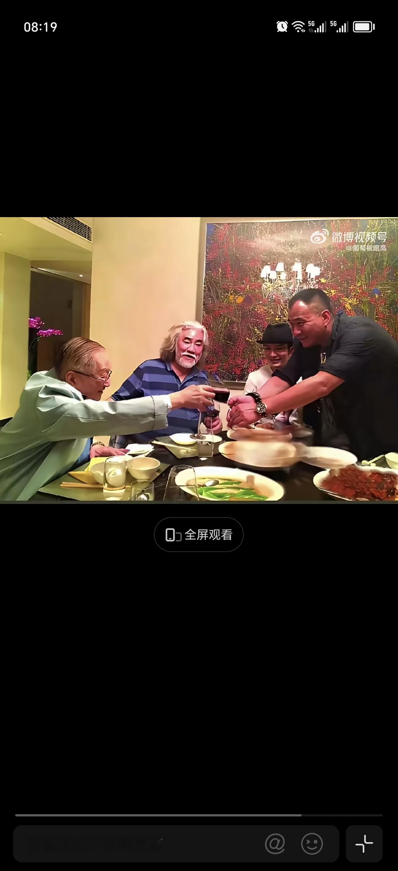 大佬们的前世今生：十多年前，张纪中带着胡军、黄晓明拜访金庸，几个人在饭馆搓了一顿，看样子气氛热烈。虽然都是名人，但是明显感觉金庸段位更高，胡军喝的脸红脖子粗还要频频起身敬酒 ！他们如今都怎么样了？大家评论区聊聊呗。