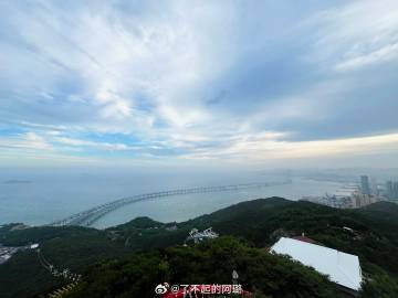陪南京来的小伙伴打卡莲花山，她说“夯爆了！”，我说“这是我会反复爱上的城市。”