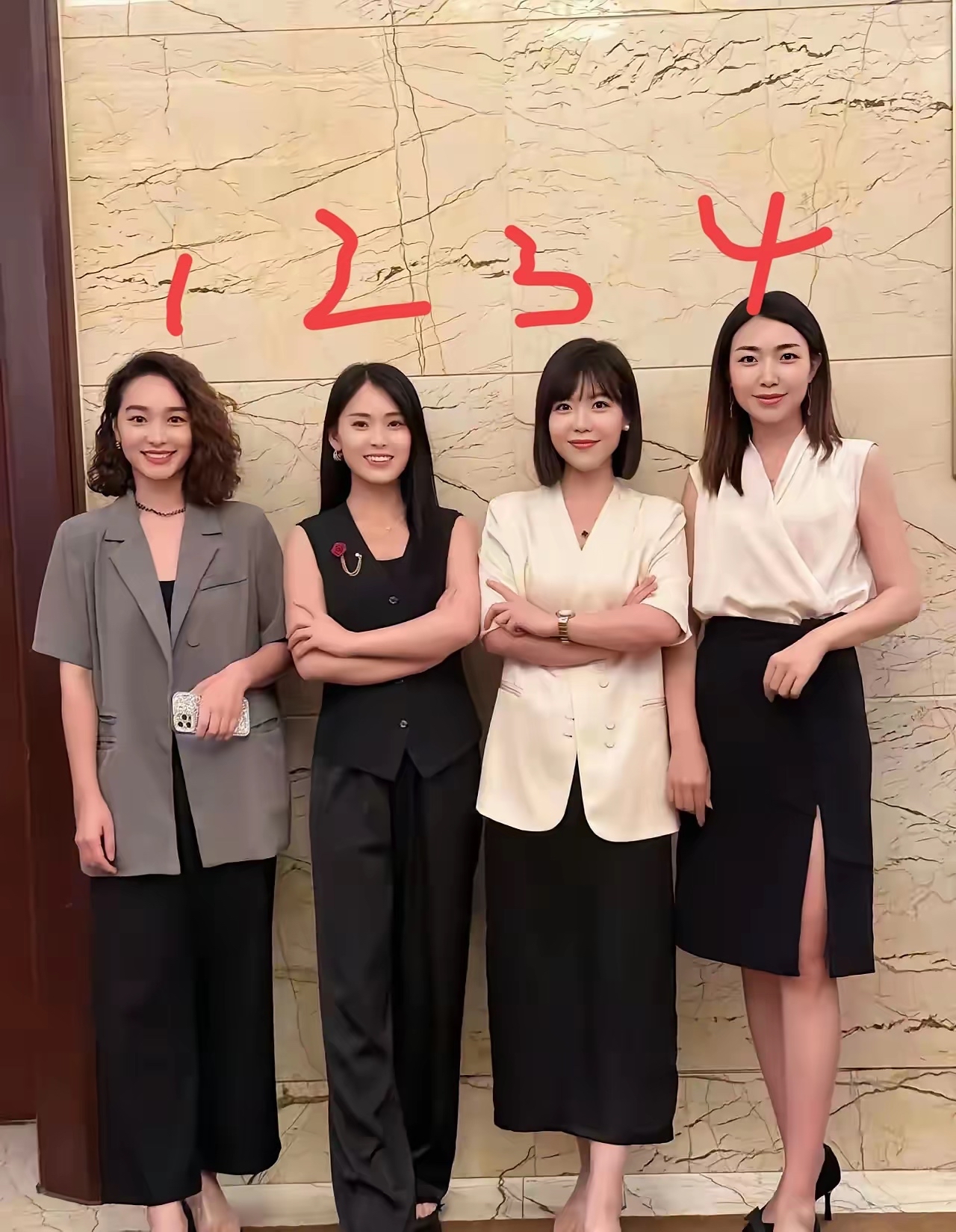 4个好姐妹，其中有一个是英语老师，你能看出是哪个吗？