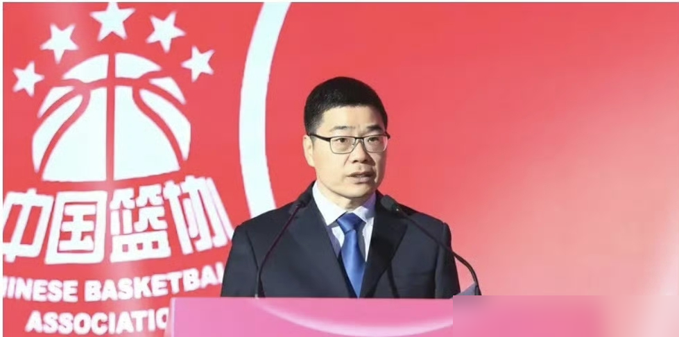 郭士强就是背锅的，连选人都做不了主。这话听着耳熟吧？杨毅直接给怼回去了。
他原话说得很直白：郭指导的权力，在历届主帅里不说最大，也是比较大的。能把李祥波带进国家队，还能让高诗岩坐稳首发，这还不叫有决定权？
李祥波，26岁，联赛场均3.9分。高诗岩，没稳定投射，照样有稳定时间。换别人，这俩名字根本