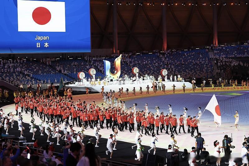 这次名古屋亚运会中国代表团规模直接拉满，总人数815人，光是首次站上亚运赛场的新人就有548人，占比超过三分之二。
名单里还藏着36名已经登顶过奥运最高领奖台的名将，既有苏翊鸣、全红婵这样自带流量的00后金牌得主，也有不少久经沙场的老将压阵。
新人占大头的配置其实特别有想法，不少项目现在就在为洛杉矶