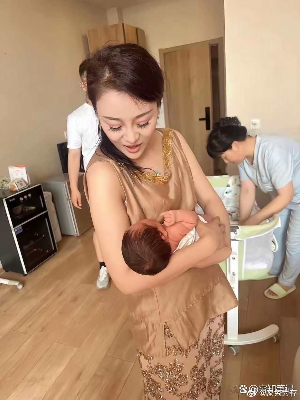 奶奶才38岁，爷爷太有事干了 ​
