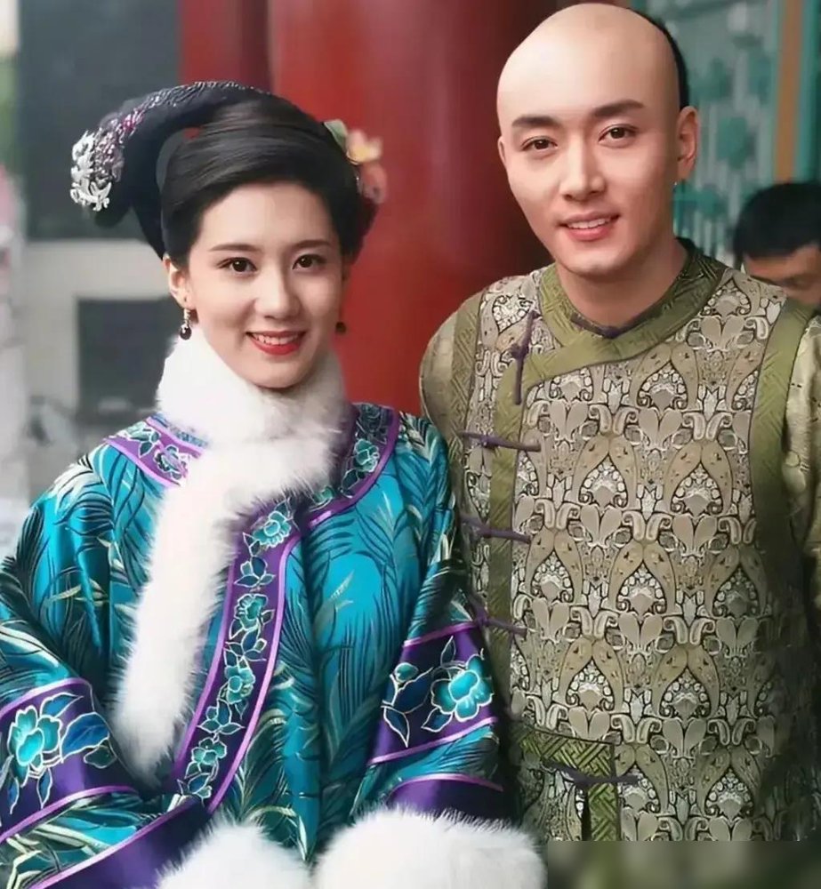 浣碧撞棺那场戏，蓝盈莹脑子里想的是她妈躺在棺材里。这话是她亲口说的，易立竞都听愣了，问她不怕犯忌讳。拍《甄嬛传》时她压根看不上浣碧，嫌这丫头心眼太多，算计太密。可你细想，一个丫鬟抬成侧福晋，没娘家撑腰，没夫君偏爱，她不争就真的一无所有了。蓝盈莹现在谈恋爱，第一件事是查对方原生家庭和家风。戏里浣碧输在