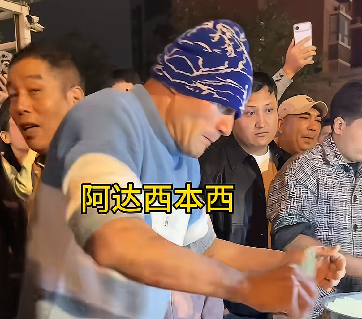西安烤馕的新疆小伙“阿达西”上头了，饼越做越大。
一个新疆馕挣一块钱，身边围绕着