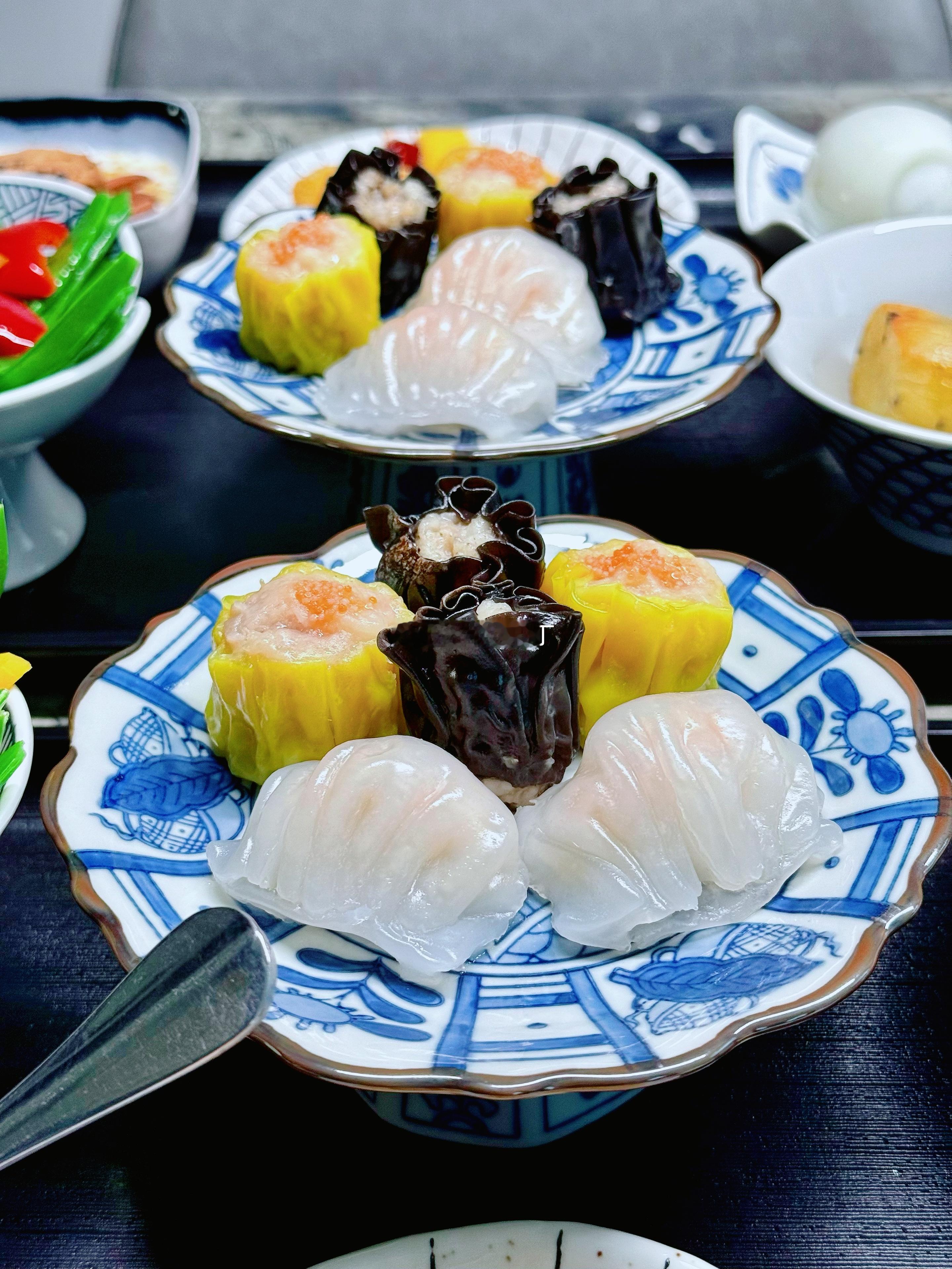 美食 早安～又事开心的一天☀️今早家里临时停水，没法大动手做饭，就简单凑了一顿早餐：水煮彩椒、黄胡萝卜、荷兰豆，蒸了陶陶居的半成品，烤地瓜、酸奶、芝士鸡排，最后再来一颗超大鹅蛋。🥚最搞笑的全程笑点来自某位固定出镜人😂老虎在吃饭，人家本来吃得悠然自得。我刚拿起手机准备补拍两张食品细节，好家伙！瞬间切换镜头模式——鹅蛋都不敢大口啃了、肩膀立刻挺直、肚子自觉收紧、坐姿板板正正，端庄得过分！第一张我还能忍，第二张真的绷不住，太做作！我反复叮嘱：放松点！正常吃饭就行，不用端着！结果人家非常理直气壮告诉我：“不行！我天生自带镜头感，镜头在，姿势必须在线！”我当场笑懵😮💨行吧，天生偶像包袱本人，怎么抓拍都不自然，最后彻底摆烂：拍啥样算啥样，帅气僵硬也是一种风格！早安！早安！ 延吉
