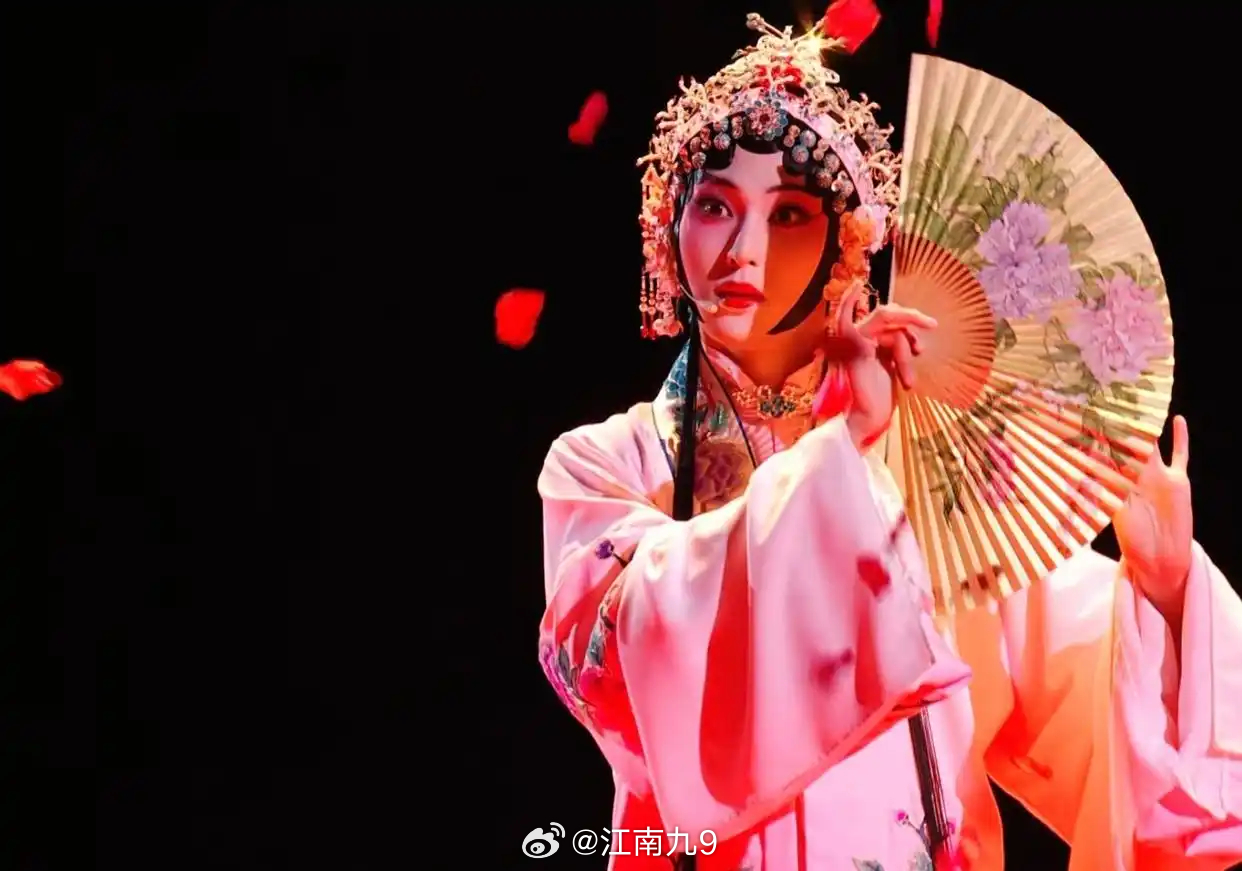 #在梅边后台反应夯爆了#直播舞台上敢做男旦扮相的，近年几乎没有。一个从没学过戏曲的偶像，扮成昆曲男旦，从被质疑“偶像能行吗”，到被夸“披哥历史上从未有过的高光”，《披荆斩棘》五公直播舞台，稀缺、反差、完成度，三样东西同时在线。
不仅现场观众沸腾了，当唐九洲身着戏服回到后台，在场所有 ​