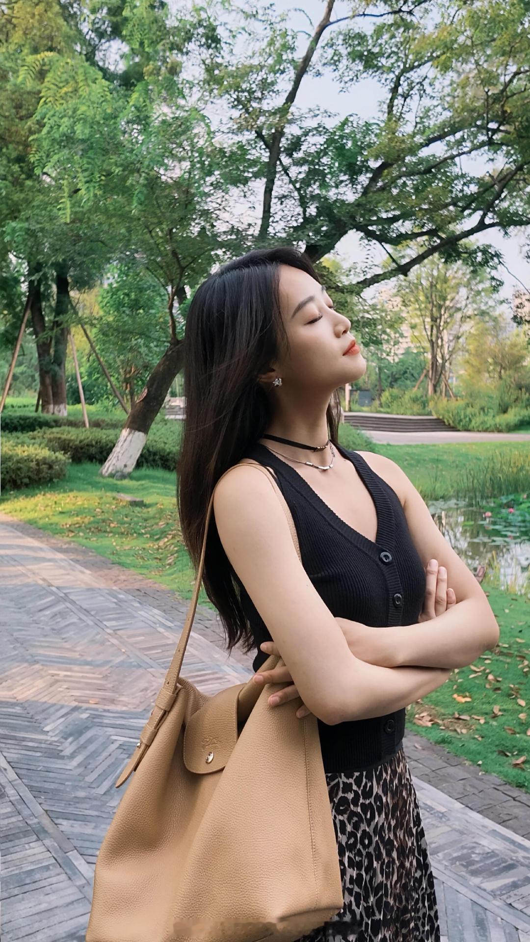 蓝盈莹 | ATTIAGLOWY

蓝盈莹 in ATTIAGLOWY复古豹纹不规则半裙
#attiaglowy girls##明星同款##蓝盈莹[超话]##蓝盈莹同款# ​
