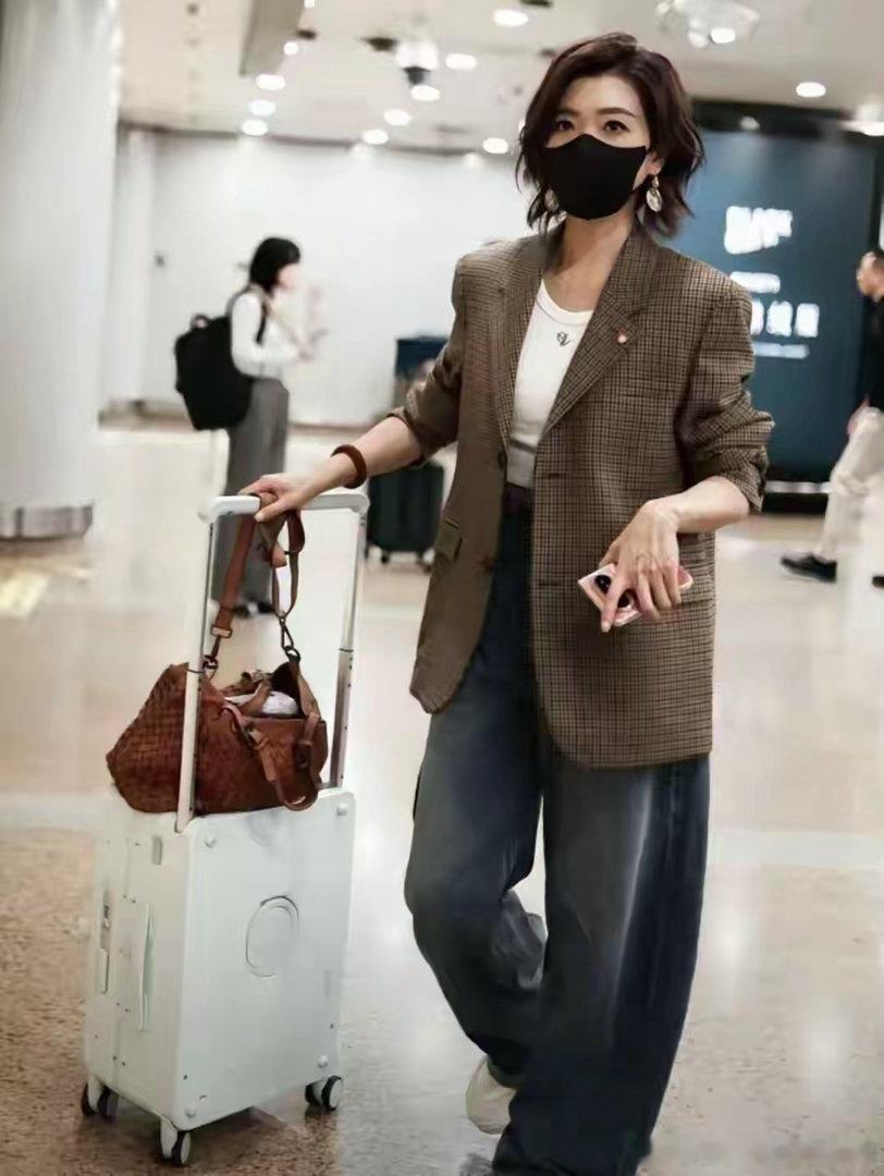 万茜把机场当成自家客厅！随性穿搭，自带高级松弛感 ​