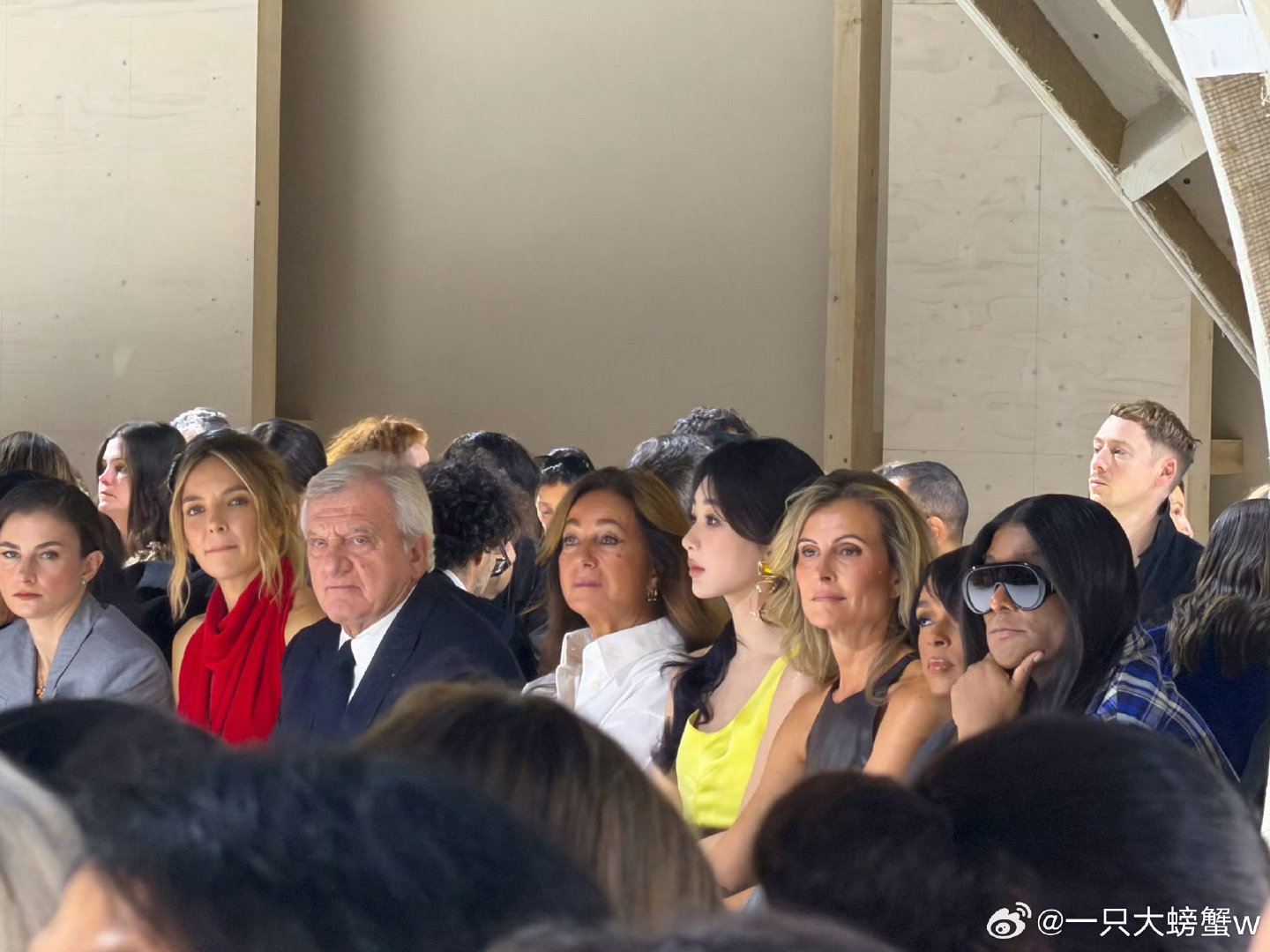 怎么说杨紫的待遇呢
大概就是：
✅全球首穿2027早春（有图）
✅驱车入场（有视频）
✅与CEO一起C位看秀（有图）
✅路透背景全是杨紫ANDY（有视频）
✅粉丝应援正式存在（有图有认领）
并且G社无客户要求修图大出圈
#杨紫[超话]##杨紫##杨紫纪梵希看秀# ​