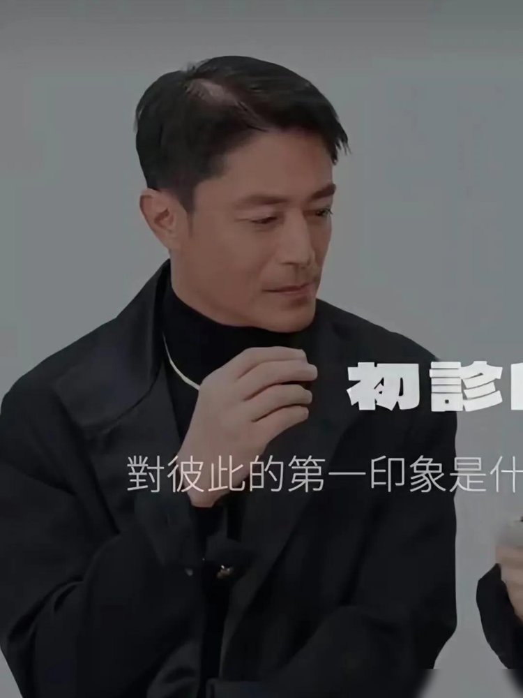 霍建华是真不把这张脸当回事。46岁，发量稀疏，素颜直接怼镜头，皱纹全挂在脸上。别人保养恨不得天天医美，他连洗面奶都懒得换。
可你看他新戏《急诊室的奇迹》预告，一句“直接开胸”，眼神还是当年那个白子画。杨谨华都说，二十多年了，他还是片场最较真的那个。
戏里拿命拼，戏外懒得装。林心如早说过，他私下就