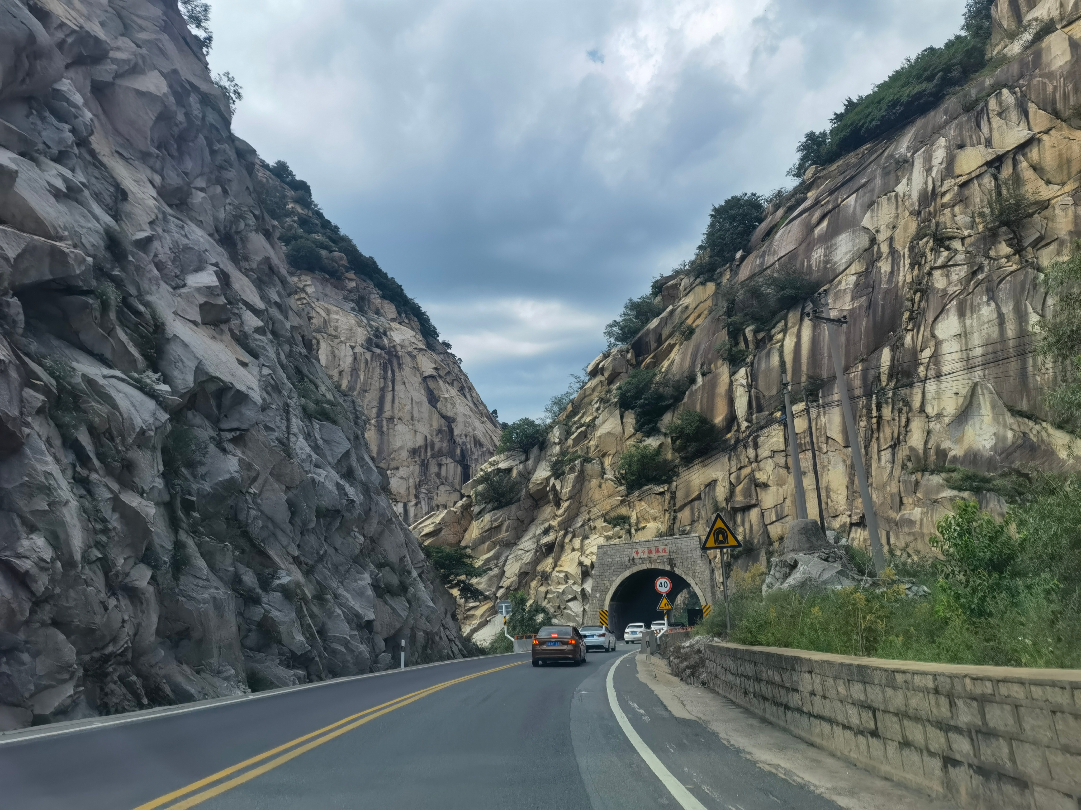 穿行G312，闯入秦岭石峡。绝壁如削，隧洞穿崖，秦楚天险不复存矣。  ​​​