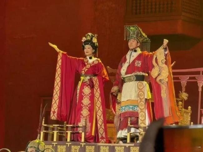 李沁张晚意综艺客串NPC，古于阗国王后造型好有氛围感

#李沁张晚意当上皇帝皇后了# ​