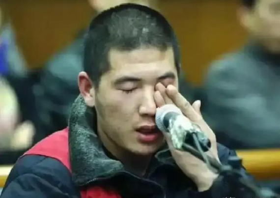 2006 年，复员士兵崔英杰靠摆摊谋生，在和城管人员发生激烈冲突后，持刀刺死城管副队长李志强，一审被判处死刑。他的代理律师夏霖在法庭上的一番陈词，令在场众人动容，也正是这段辩护，让崔英杰最终保住了性命。

（主要信源：央视网 ——北京小贩杀城管案宣判 凶手一审被判死缓）

2006年8月11日北京，