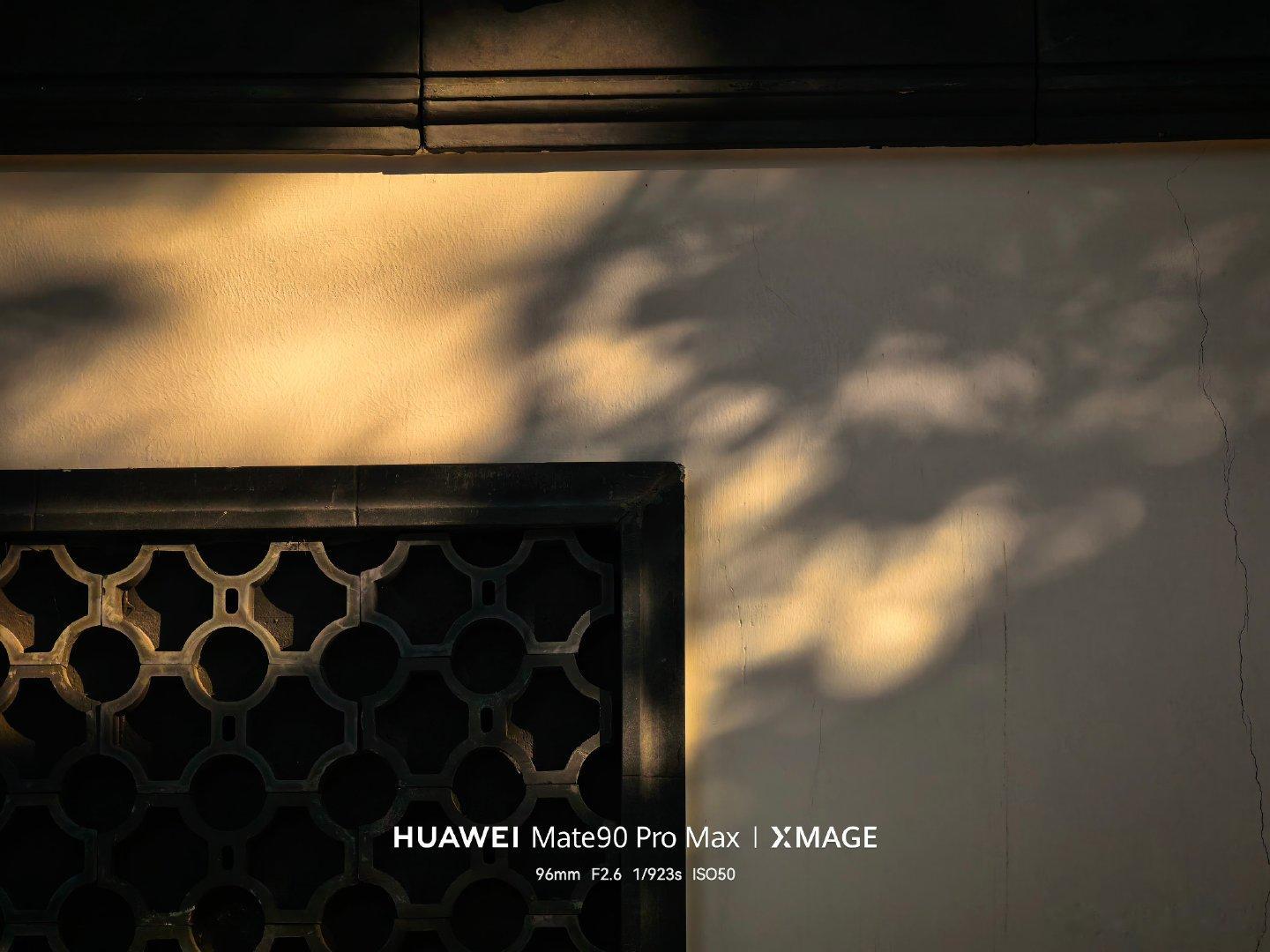 #蒜苗摄影小课堂# 为什么你的Mate90Pro Max和我的不一样？

街边一堵普通的小白墙

图1

调整角度，正对墙壁，找到黑色窗户和白色墙壁的交汇处，打开4X长焦，注意横平竖直，压低曝光，然后你就得到了图2的照片。 ​