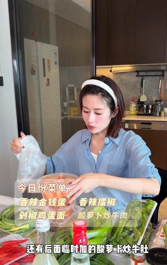 37岁颖儿在昆明拍戏租的房里给团队做湘菜，三菜一面直接装不锈钢盆，六七个人全吃光 ​