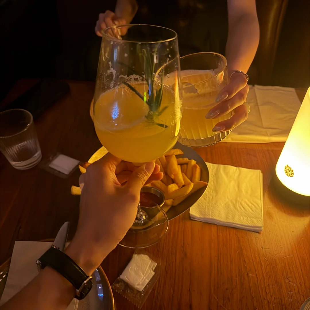 和美女喝酒果然开心