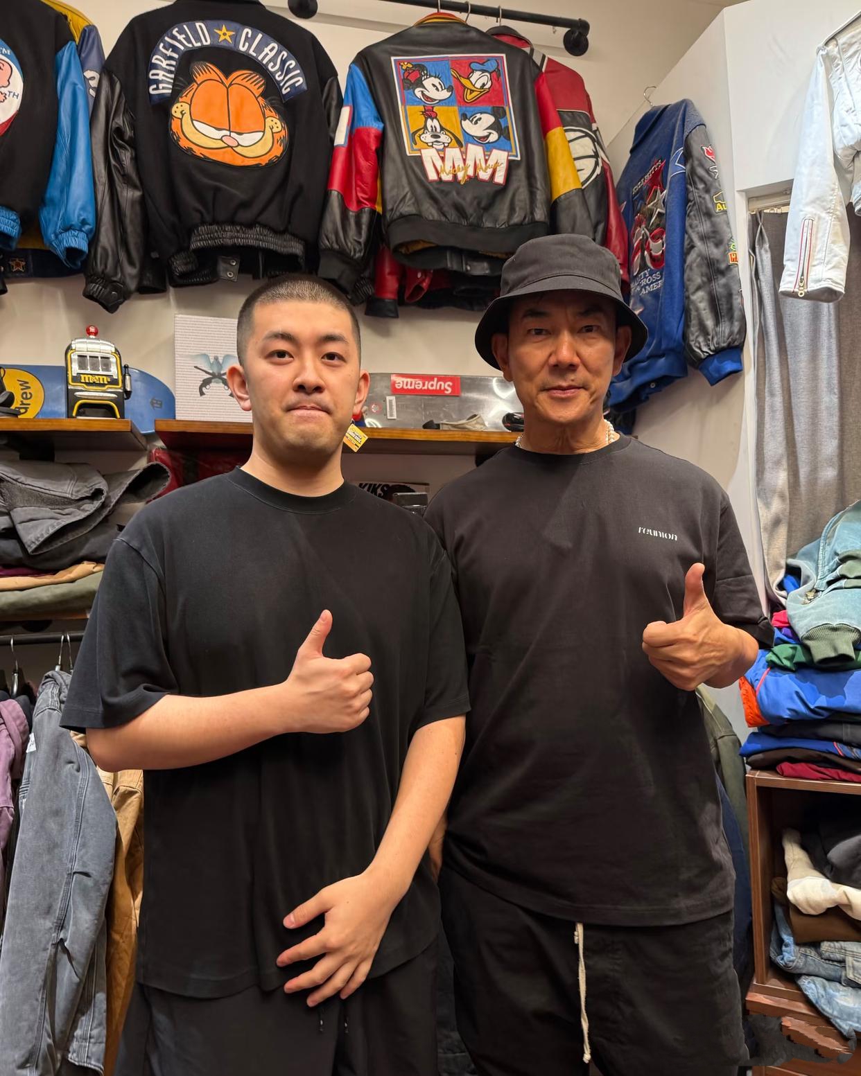 “小哥”任贤齐现身上海一家服装店选购衣服，被店主认出，拍摄分享。
     任贤齐头戴黑色渔夫帽，一身黑色运动装，简单大方，整个人看起来很年轻，没有大叔的油腻感。