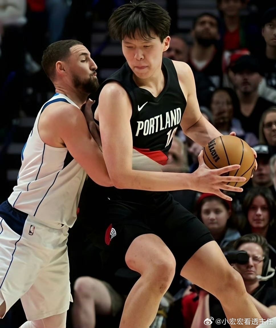 里程碑达成🏀开拓者124‑83大胜太阳的揭幕战，杨瀚森末节出战拿到5分2篮板，生涯总得分突破100分，成为第五位NBA生涯得分破百的本土中国球员❤️#杨瀚森第五位NBA得分破百纯血中国人#

小杨打满末节12分钟，4投2中，三分2中1，连拿5分解锁里程碑！姚明、易建联达成百分只用11场，杨瀚森用了44场
诺里 ​