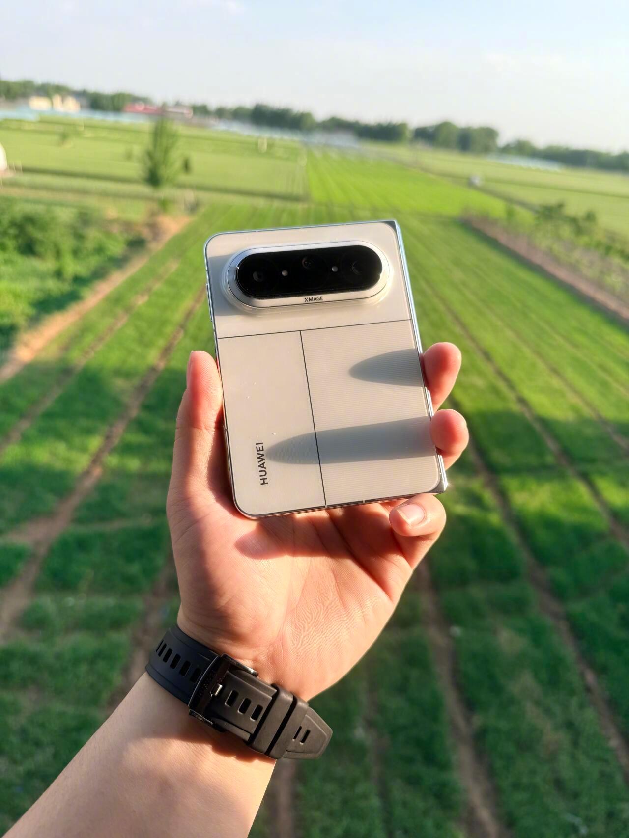 #iPhoneDuo或带火华为PuraXMax#
这几天大家都在讨论折叠手机，其实在苹果之前已经有很多手机厂商推出了不同型号的折叠手机，通过这么多年用户实践也可以发现，折叠手机首先特别适合用手机办公和用手机玩游戏的用户，一旦用上就很难适应其他手机类型，这些手机用户首先会看中功能价格比，所以很多人会选 ​
