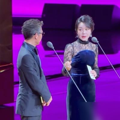李乃文台上刚说“好久没见”，闫妮直接怼回去：前两天刚碰见，是你没搭理我。
场面没冷，反而炸了。
李乃文顺势求活儿，问闫妮缺不缺助理，想跟着学表演。闫妮一点没客气：这岁数了，剧本、椅子、水杯，你记得住哪个？台下笑成一片。
俩人互夸也带着刺。李乃文说闫妮《小巷人家》演得暖，闫妮夸他《北上》《归队》