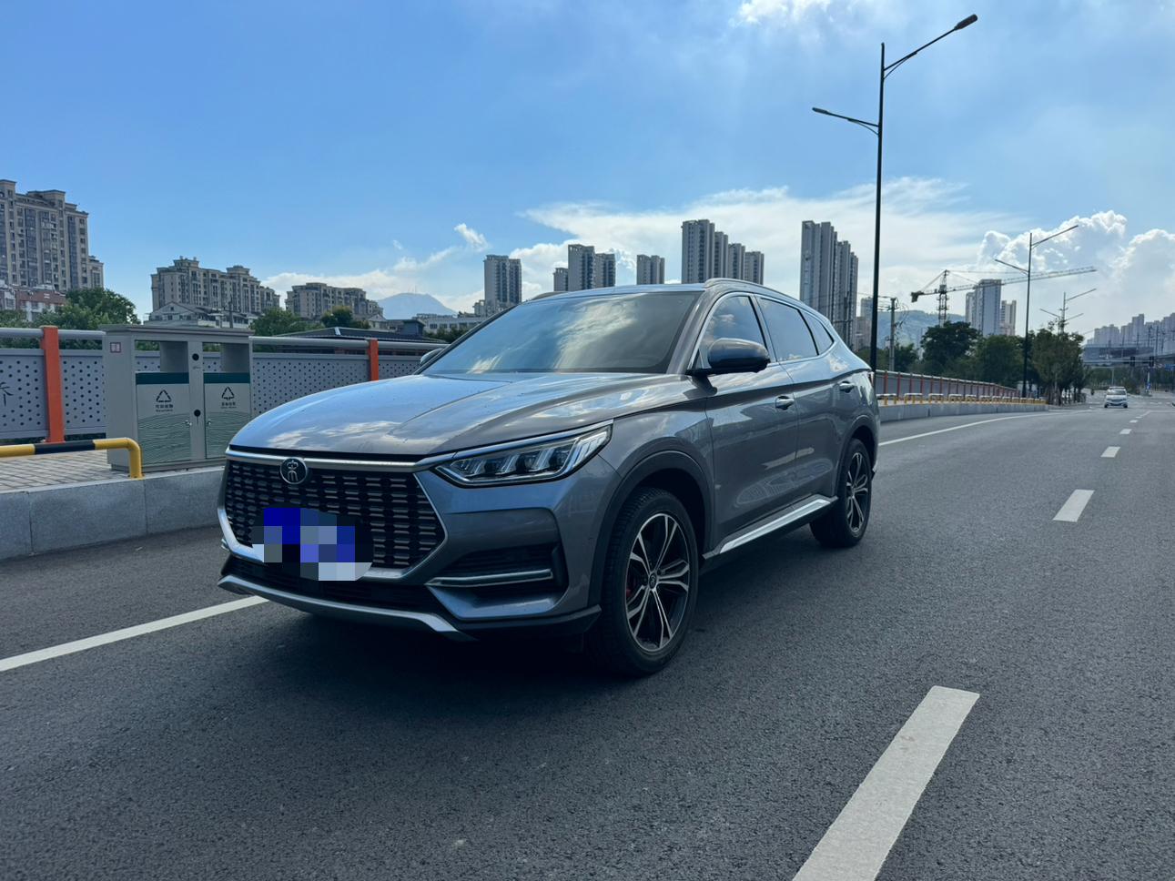 二手宋PLUS：销量越大，二手越便宜，这车到底该花多少钱买？
说句得罪人的实话：比亚迪宋PLUS是过去三年国内卖得最好的SUV之一，但恰恰因为卖得太多，它的二手车保值率在同价位里并不好看。3-4年车龄的保值率只有32.5%左右，成交均价6.2万上下，甚至比小一号的元PLUS还低。
原因不复杂——保有