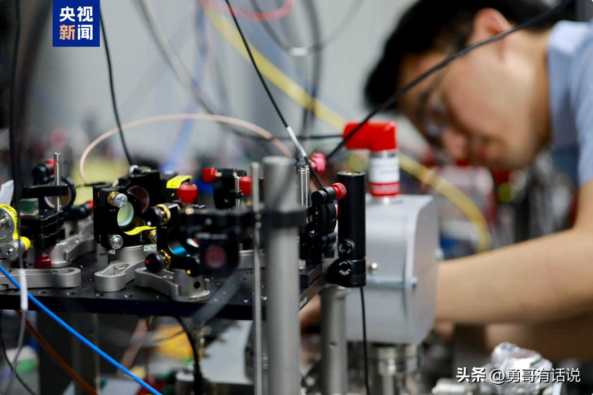 1.4微克核素，做出领先欧洲一个数量级的核光钟——中国团队用的材料，只有对手的二百分之一。

2026年10月7号，清华大学物理系副教授丁世谦团队的论文在《自然》杂志上线，标题是&