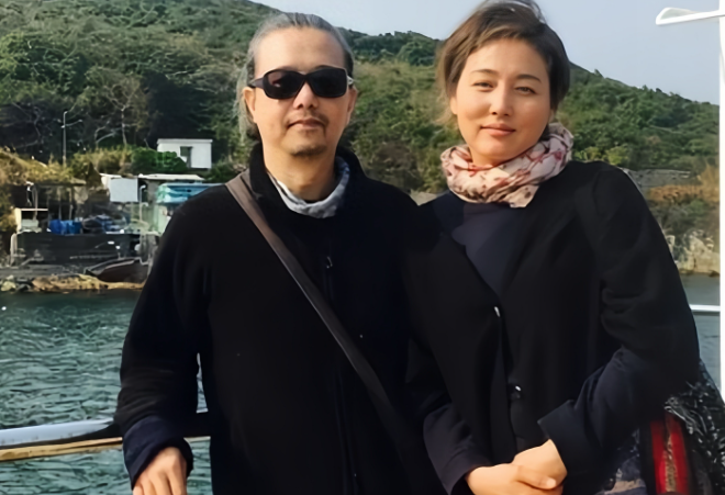 曝张延、张锦程离婚！早已领证分居多年，狗仔曝离婚原因，太可惜
谁能想到，《粉红女郎》里的“男人婆”张延，也走到了婚姻散场这一步。
据港媒报道，张延与张锦程早在2024年已办理离婚。面对求证，张锦程只回了一个字：“是。”
没有撕扯，没有回应细节，反倒更让人唏嘘。
两人相识相恋曾很浪漫，结婚后却长期两地