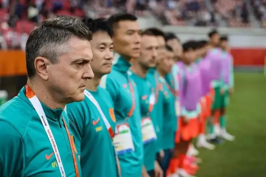 中国男足3:0打崩泰国，等了28年终于杀回亚运四强！半决赛碰韩国：对手三连冠加9个留洋球员，咱上次赢他们还是8年前，这次能送他们去当兵吗？
大阪长居陆上竞技场，9月30日下午两点，中国U23男足将站在亚运会半决赛的草皮上，对面是已经在这项赛事里连赢三届的韩国队。泰国那场3:0还没凉透，更大的风浪已经