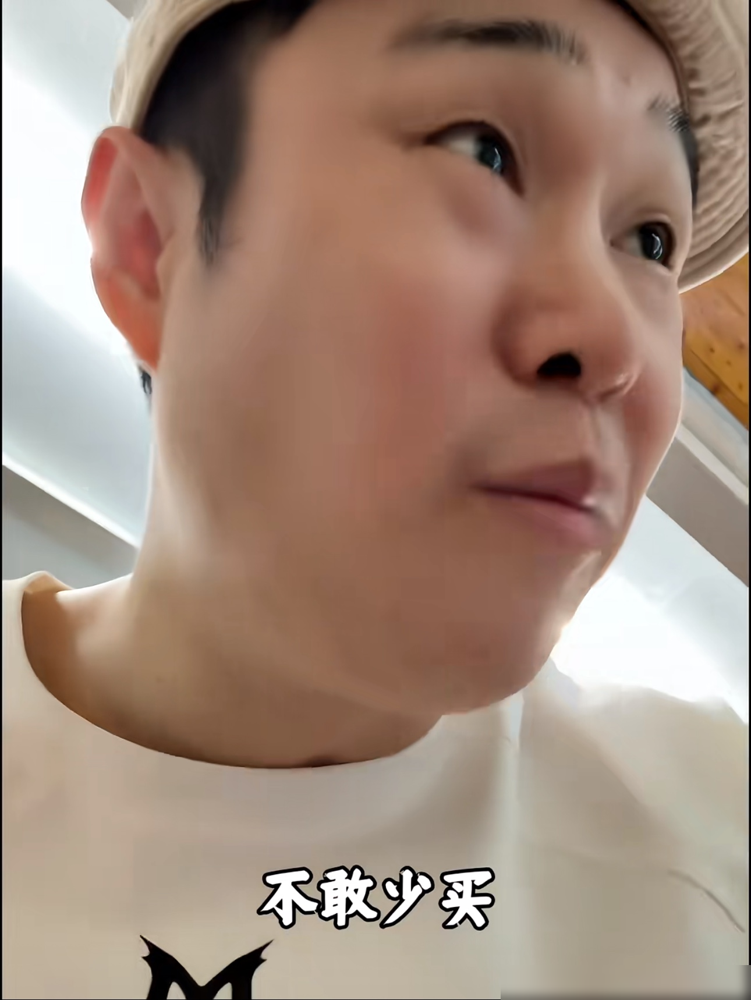 整整三大袋排骨，出锅五分钟就被抢得精光，小沈阳当场看傻了眼！
在《披荆斩棘》带年轻弟弟，活生生搞成了阳哥幼儿园。一大锅排骨炖豆角端上来，曾辉、颜安几个大小伙急头白脸地抢，小沈阳生怕不够分，愣是撒谎说自己不爱吃肉只喝粥，事后直拍大腿：真庆幸生的是闺女！
不过这排骨真没白吃，吃饱了的曾辉一身使不完的