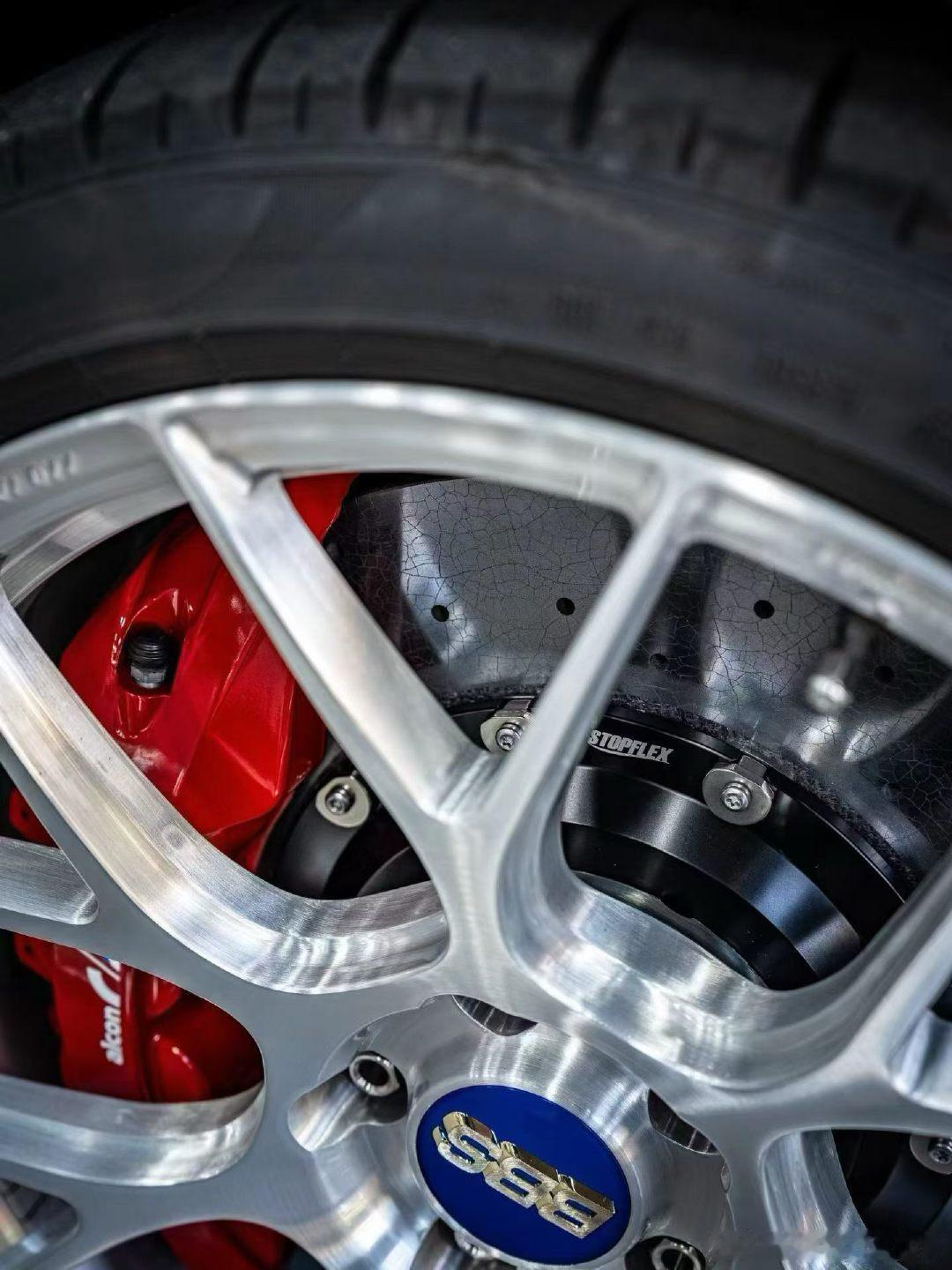 #蔚来ET5
-Alcon RC6六活塞卡钳
-Stopflex 400MM 碳陶盘 ​