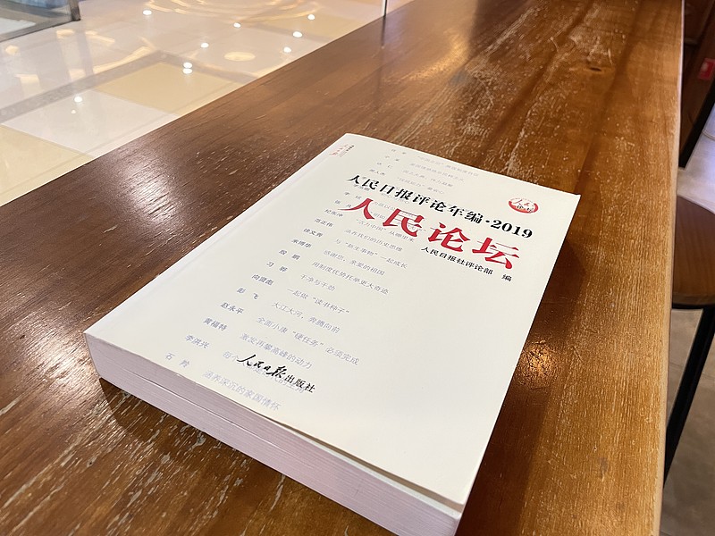 人民日报评女生赴港追星取消低保这事，真的把很多人之前没捋清的低保逻辑讲透了。
赣州这个中专女孩全家靠每月2000元低保过活，自己暑假打工攒了几千块，明知出境高消费会触发预警，还是执意去香港看演唱会，大数据抓到出境记录后直接启动低保复核，家属急得不行。
有人说孩子自己赚的钱凭啥不能花，可低保从来不是算
