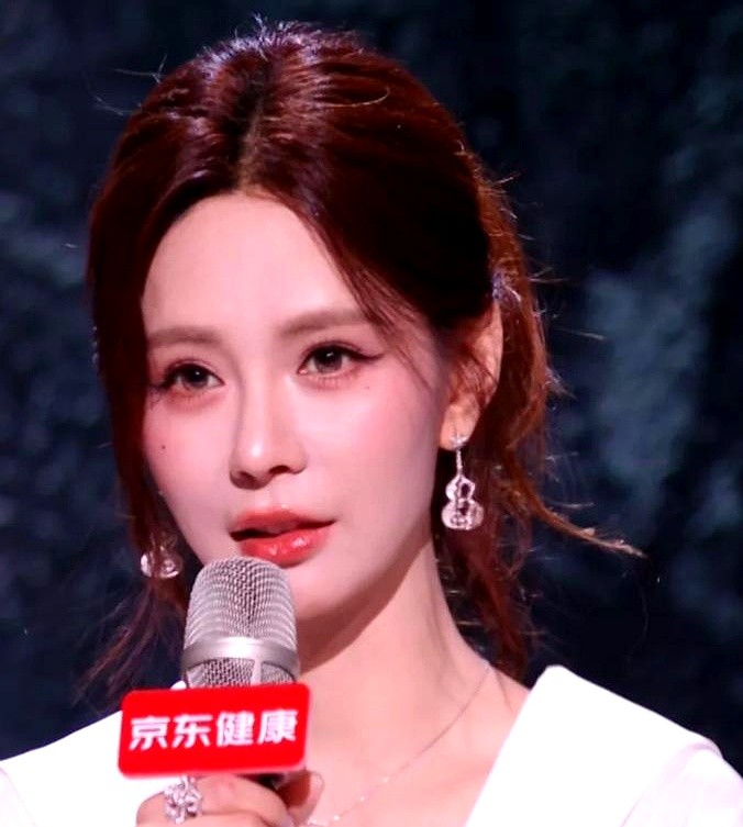男团综艺请个女主持，刚开始不少人捏了把汗。

结果镜头一扫，哥哥们在台下笑得前仰后合。一点没把她当外人。

沈梦辰这“嫂子”身份，真管用。

平时上节目，嘉宾面对主持人多少有点像答辩。到了她这儿，画风全变了。谁拿杜海涛打趣，她笑着就接住了，场面一下子就松弛下来。

十几年直播串场的底子在那摆着。穿着