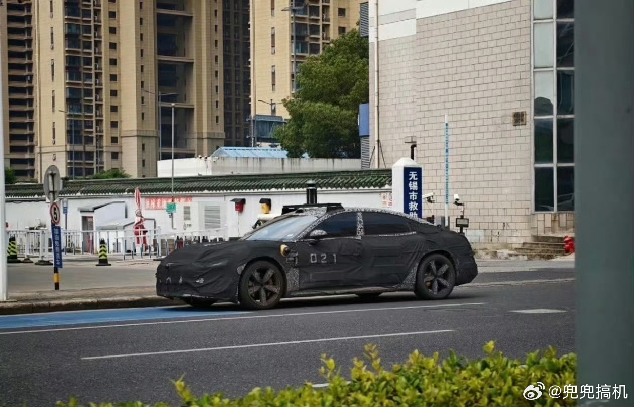 小米全新车型曝光，SU9 LUX，直接冲着 BBA 来的。

整理信息就是车长5米2，轴距3米1，比SU7长了一大截，加长的30厘米全放在B柱之后。说白了就是把后排做成了真正的老板位。溜背的底子还在，但拉长后看着更舒展。

细节也值得抠。黄色高性能刹车卡钳一直在谍照里，车侧摄像头重新设计，加了侧向雷达，还 ​