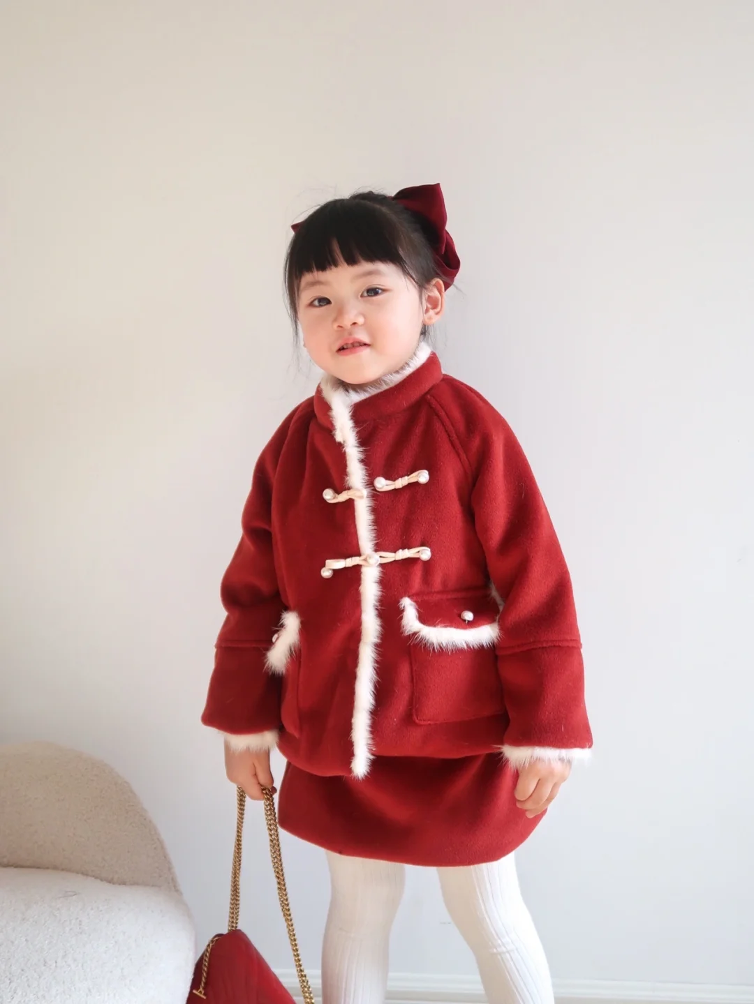 酒红色的拜年服也太气质了～女儿穿着真好看！