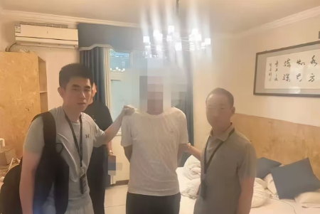 杭州男子网恋&34;大美女&34;砸了几万，对方失联才明白，真爱没等来等来个杀猪盘。
 
8月22日，智慧生活报报道了杭州一起网恋诈骗案。一名男子急着找老婆，要求还不低，既要长得漂亮又得温柔体贴。很快他在网上认识了一个&