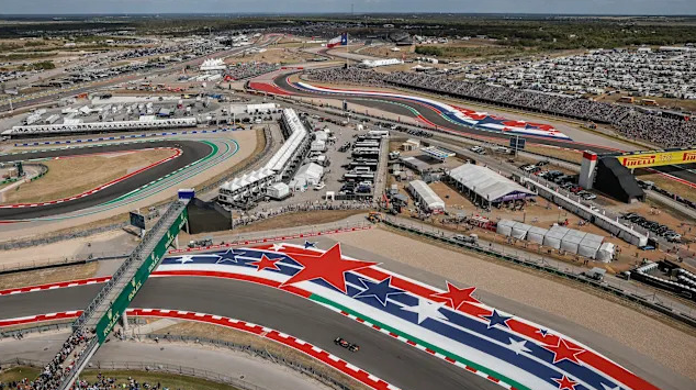 F1 美国站车队策略预判：法拉利携新套件登场，轮胎策略暗藏博弈
法拉利为本站美国站带来底板和尾翼升级，目标提升高速弯下压力，适配 COTA 的赛道特性。奥斯汀赛道胎耗中等，一停、二停策略都具备可行性。我判断，法拉利大概率会尝试激进二停抢节奏，而梅赛德斯偏向保守一停稳住积分。两种路线没有绝对优劣，安全